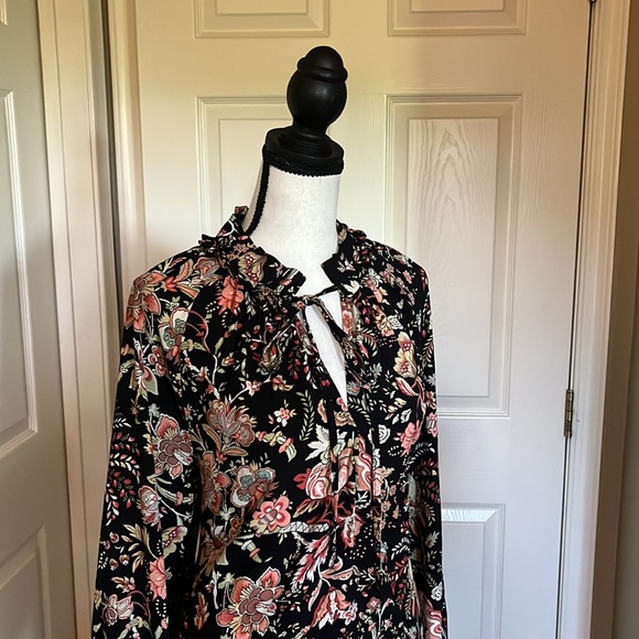 H&M size 12 printed dress with pockets.  Soft.  Light.  Airy.  Very comforting - Picture 3 of 7